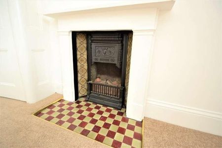 Surbiton, KT6 - Photo 2