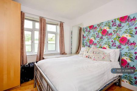 4 bedroom semi-detached house to rent - Photo 5