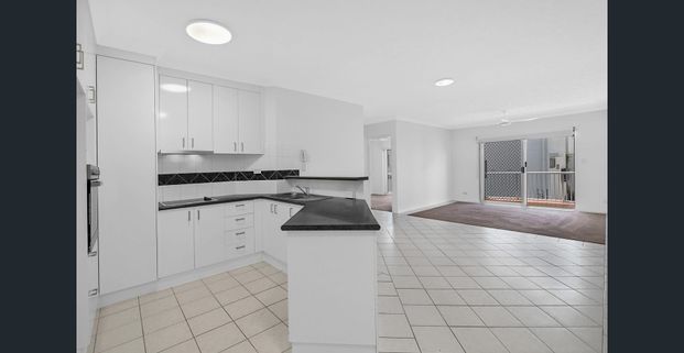 Freshly Renovated - Moments from Nobby Beach Preceint - Unfurnished - Photo 1