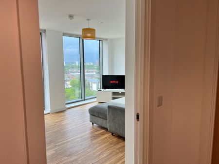 2 Bed Flat, Michigan Avenue, M50 - Photo 3