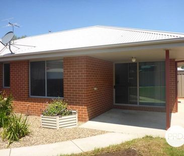 IMMACULATE TOWNHOUSE - Photo 4