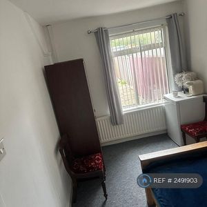 1 bedroom in a house share to rent - Photo 2