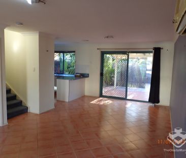 Centrally located 3 bed townhouse available in Carrara soon - water... - Photo 2