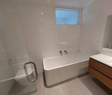 Modern Family Home - Photo 5