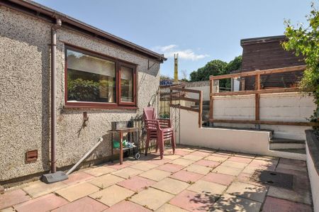 4 bedroom end of terrace house to rent - Photo 2