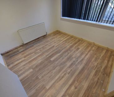 4 bedroom House in St Johns Close, Leeds - Photo 3