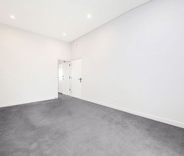 Renovated Upper Level Duplex Home Style Apartment. - Photo 3