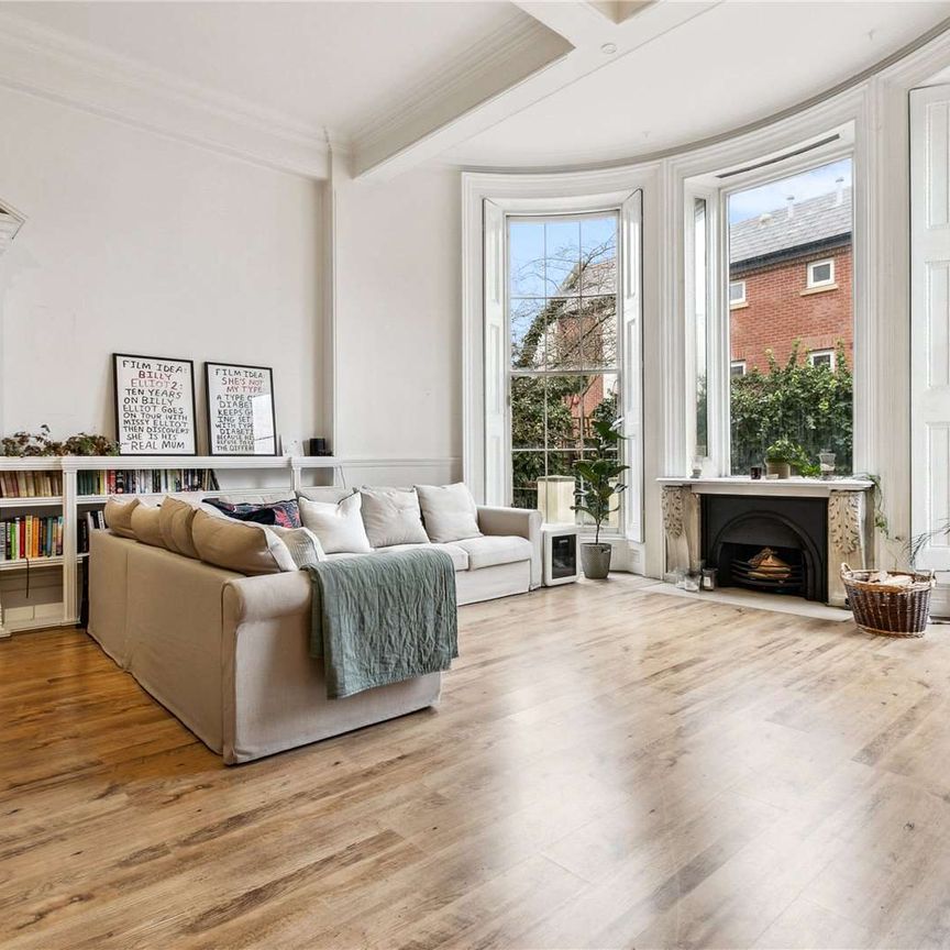 Stunning two bedroom apartment set on the ground and lower ground floor of an impeccable Grade II listed Georgian building. - Photo 1