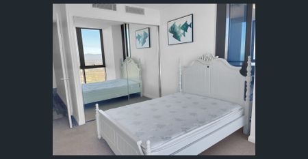 Furnished 3-Bedroom Apartment with Uninterrupted Broadwater & Skyline Views - Photo 4