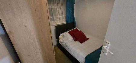 4 bedroom detached house to rent - Photo 4