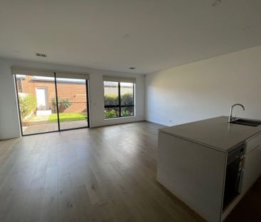 THREE BEDROOM TOWNHOUSE - Photo 2