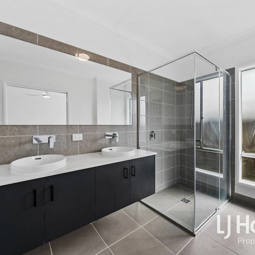 STRIKING CORAL HOMES BUILD - 3 x LIVING ZONES - WHEN SIZE MATTERS TO YOU - Photo 1