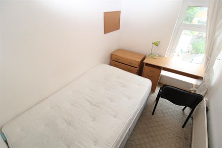 House - Terraced For Rent Cliff Terrace, Pontypridd - Photo 4
