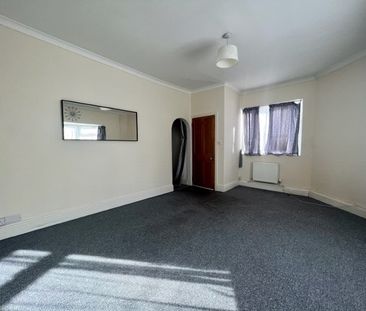 Clockhouse Road, Farnborough, Hampshire, GU14 - Photo 3