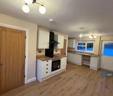 3 bedroom semi-detached house to rent - Photo 5