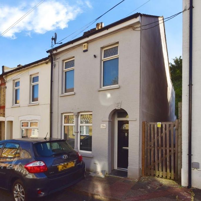 2 bedroom end of terrace house to rent - Photo 1