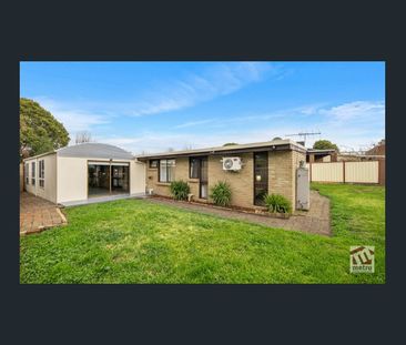 12 Santos Ct, Keilor Downs, Vic 3038 - Photo 2