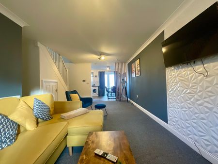 3 bedroom Semi-Detached House to let - Photo 2