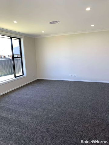 Quiet Location 4 Bedroom Duplex - Photo 3