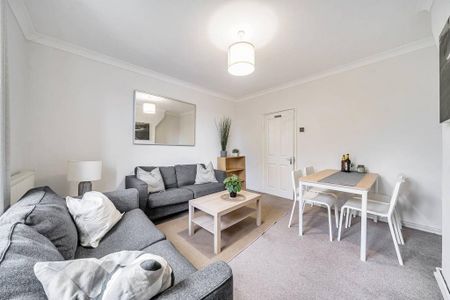 3 bedroom flat to rent - Photo 4