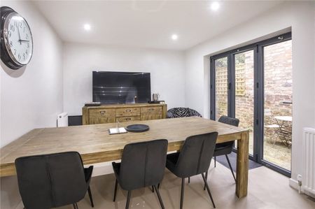 Beautifully presented and comprehensively 4 bedroom property situated in the heart of York City Centre - Photo 4