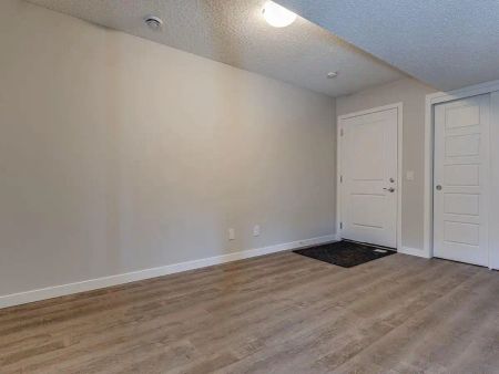 SF161 - 2 Bedroom Double Master 2.5 Bathroom Townhouse in 301 Redstone NE — 2 Bed 2.5 Bathroom - Photo 4
