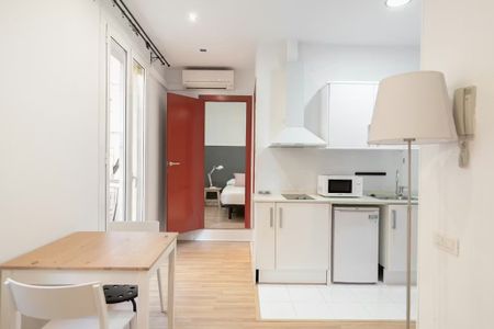 Carrer de Vinaròs, Barcelona, Catalonia 08003 - Photo 3