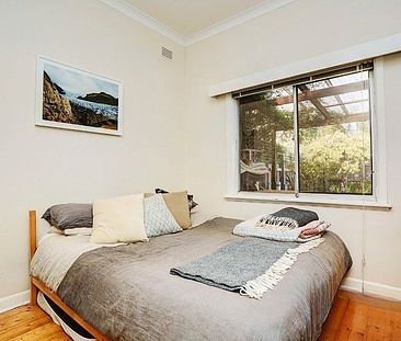 20 - 30 MINS TO MELBOURNE CBD - AVALIABLE FOR A 6 MONTH LEASE - Photo 3