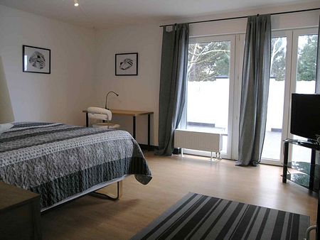 Bo i eget rum i stor villa - Photo 2