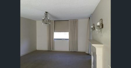 Spacious 2nd Level, 3 Bedroom Apartment with Lovely Views overlooking UNI SA Sports ground - Photo 4