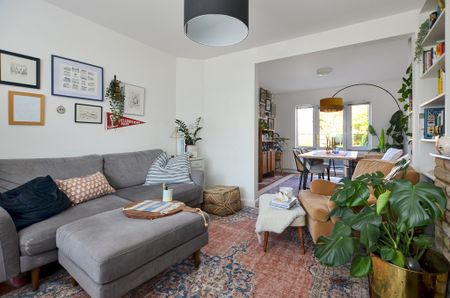 An unfurnished three bedroom semi detached home, in a highly sought after area of Cambridge. Close to local amenities such as a convenience store, Addenbrookes Hospital and within easy reach of the city centre. - Photo 3