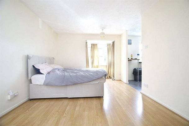 Studio to rent - Photo 1