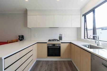 Modern 3-Bedroom Townhouse in Prime CBD Location - Photo 4