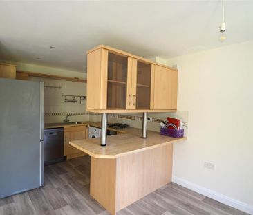 4 bedroom semi-detached house to rent - Photo 5