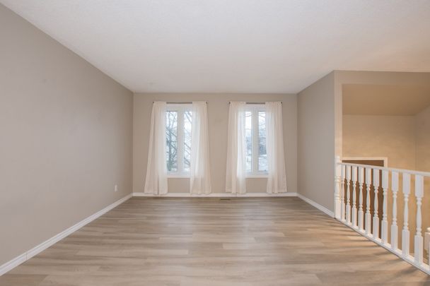 **ALL INCLUSIVE** 3 BEDROOM MAIN UNIT IN WELLAND!! - Photo 1