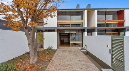 One Bedroom Heritage Apartment City West (Downstairs) with garage - Photo 4