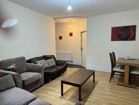 3 bedroom flat to rent - Photo 3