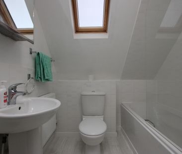 Desborough, Kettering, Northants, NN14 - Photo 2