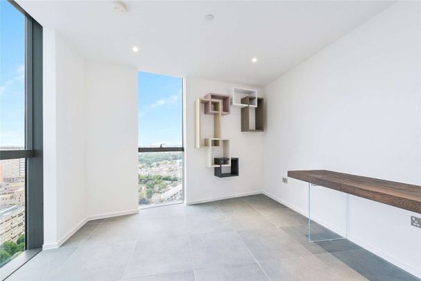 This outstanding three-bedroom apartment is set within the prestigious Dollar Bay development, perfectly positioned on the edge of South Quay Dock in Canary Wharf. - Photo 1