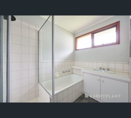 4 Toirram Crescent, Cranbourne North, Vic 3977 - Photo 3