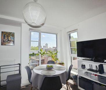 1 bedroom in a flat share to rent - Photo 2
