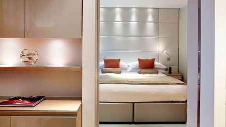 A spectacular one-bedroom apartment with fantastic river views set in Tower Hill, London EC3R - Photo 4