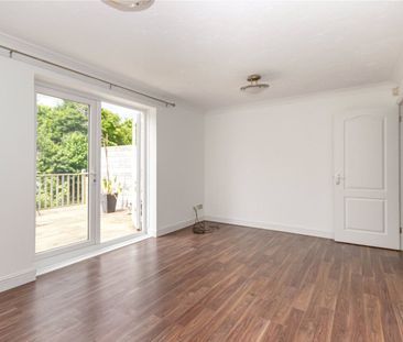 Avon Close, - Photo 1