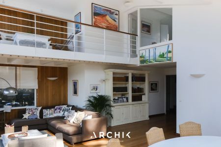 Architecture des années 80, cette maison de 280 m2 est bâtie sur un terrain arboré de 2 200 m2 en première ligne, au coeur du quartier Haïtza du Pyla avec son perré privatif et son accès direct à la plage. à l'emplacement privilégié se retrouve en retrait de la route nichée sous les pins. - Photo 2