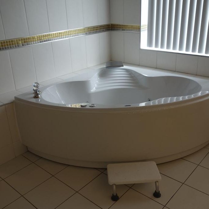 4 bedroom detached villa to rent - Photo 1