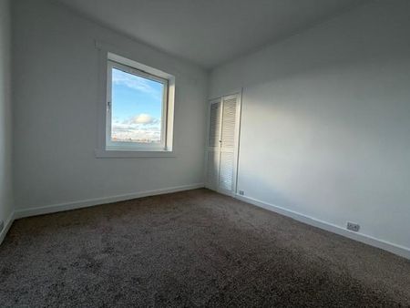 3 bedroom flat to rent - Photo 3
