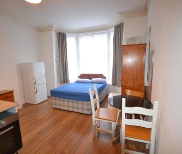 Studio to rent - Photo 2