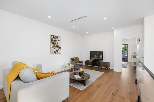 Five Bedroom Luxury Duplex With North Facing Aspect - Photo 1