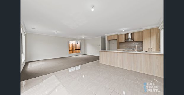For Lease – 4-Bedroom Family Home in Prime Cranbourne East Location - Photo 1