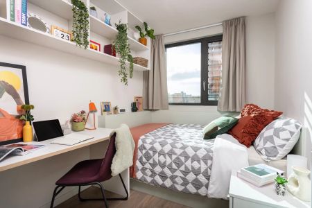 Small High Double Ensuite - Photo 5